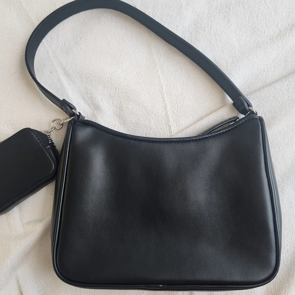 Guess Purse - Picture 3 of 5